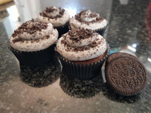 OREO FROSTING CUPCAKES